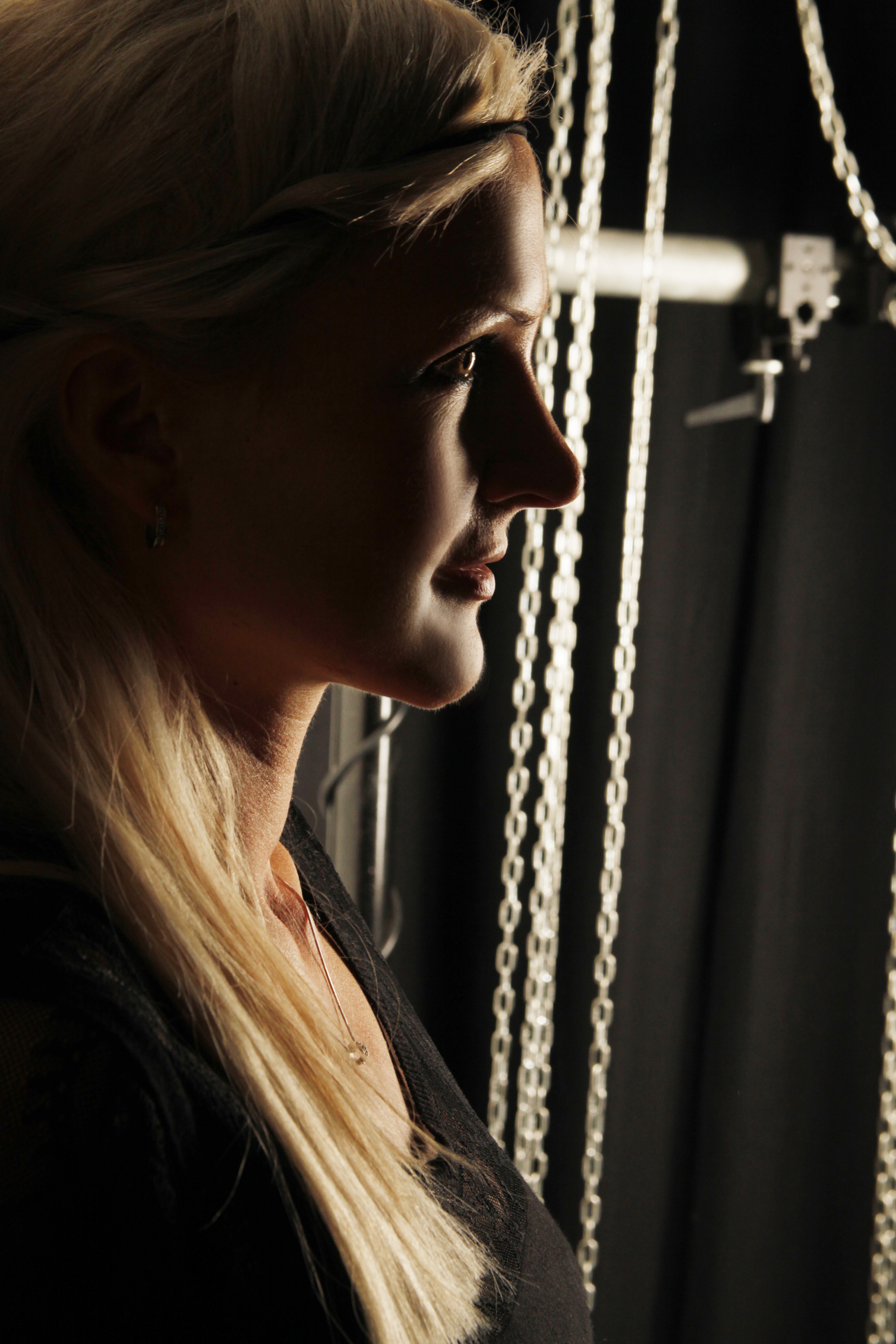 Tabea Schmidt ist ausgebildete Musikerin (Klavier, Orgel, Gesang) sowie examinierte P&auml;dagogin und Therapeutin (aktuell Aufbaustudium Musiktherapie). In ihren Liedern befasst sich die K&uuml;nstlerin mit der Bew&auml;ltigung von Lebenskrisen und auch mit spirituellen Themen. Ihre deutschen Texte w&uuml;rzt sie mit einer Prise Humor und Selbstironie. 
Gesang als therapeutisches Mittel zur St&auml;rkung des Ichs und auch der allgemeinen Gesundheit ist Tabeas Leidenschaft. Die Arbeit mit Kindern, Ch&ouml;ren und Patienten liegt ihr sehr am Herzen. Denn sie ist davon &uuml;berzeugt: Singen macht gl&uuml;cklich.